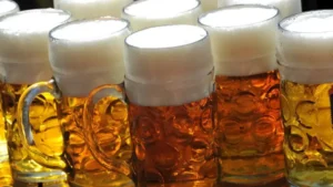 was wiegt ein maßkrug