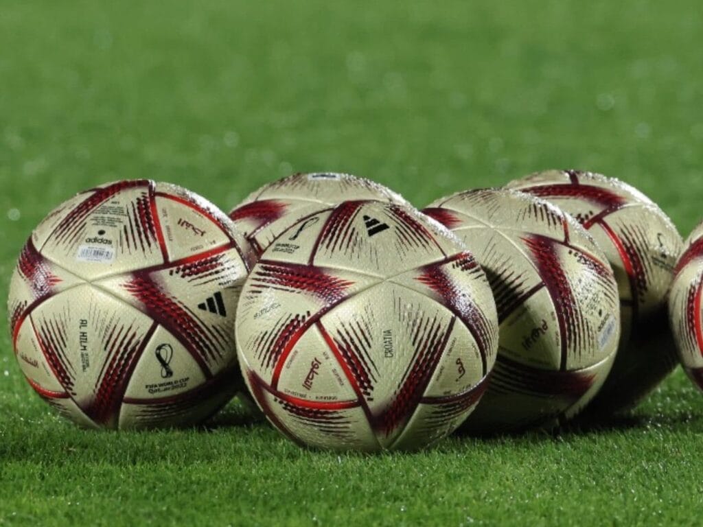 wiegt fußball