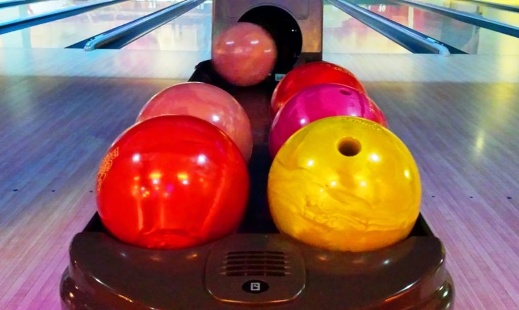 was wiegt eine bowlingkugel