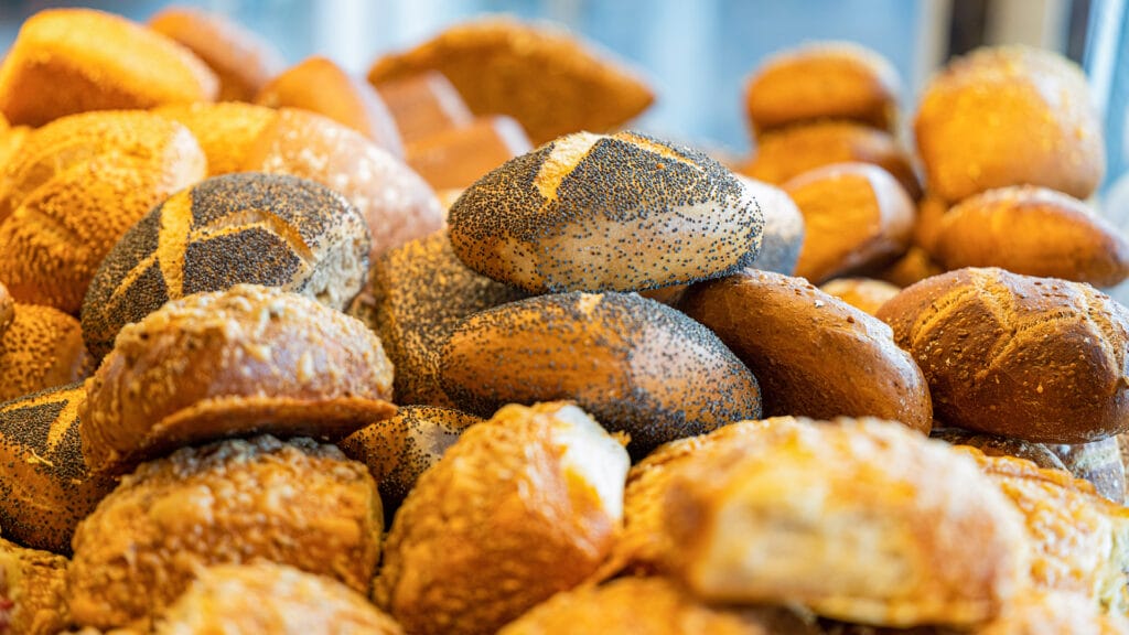 wiegt brötchen vom bäcker