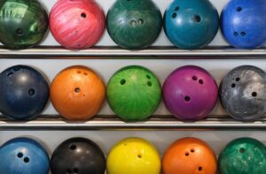 was wiegt eine bowlingkugel