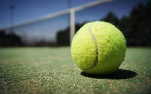 was wiegt ein tennisball