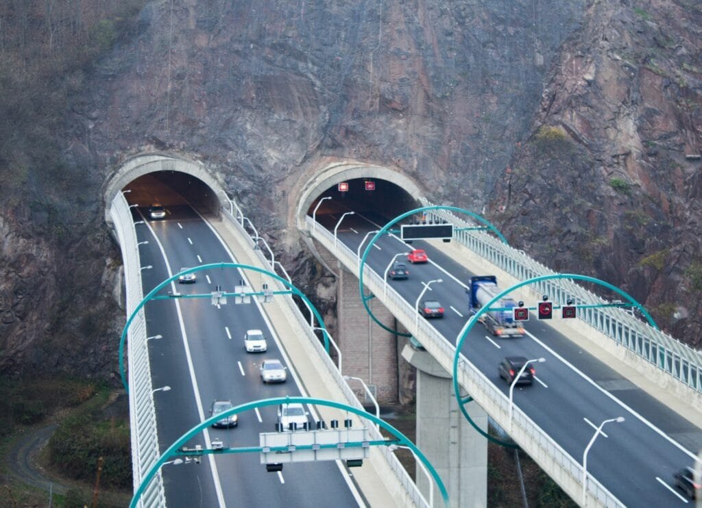 was ist bei einer tunneldurchfahrt besonders zu beachten
