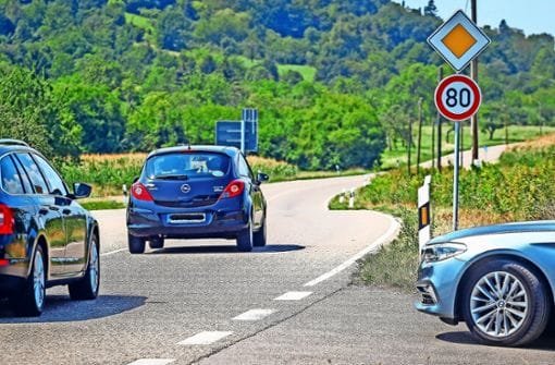 was ist außerorts auf vorfahrtstraßen erlaubt