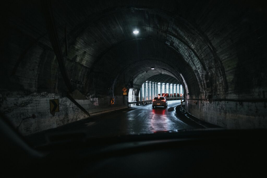 sie bemerken im tunnel einen unfall. was ist zu tun