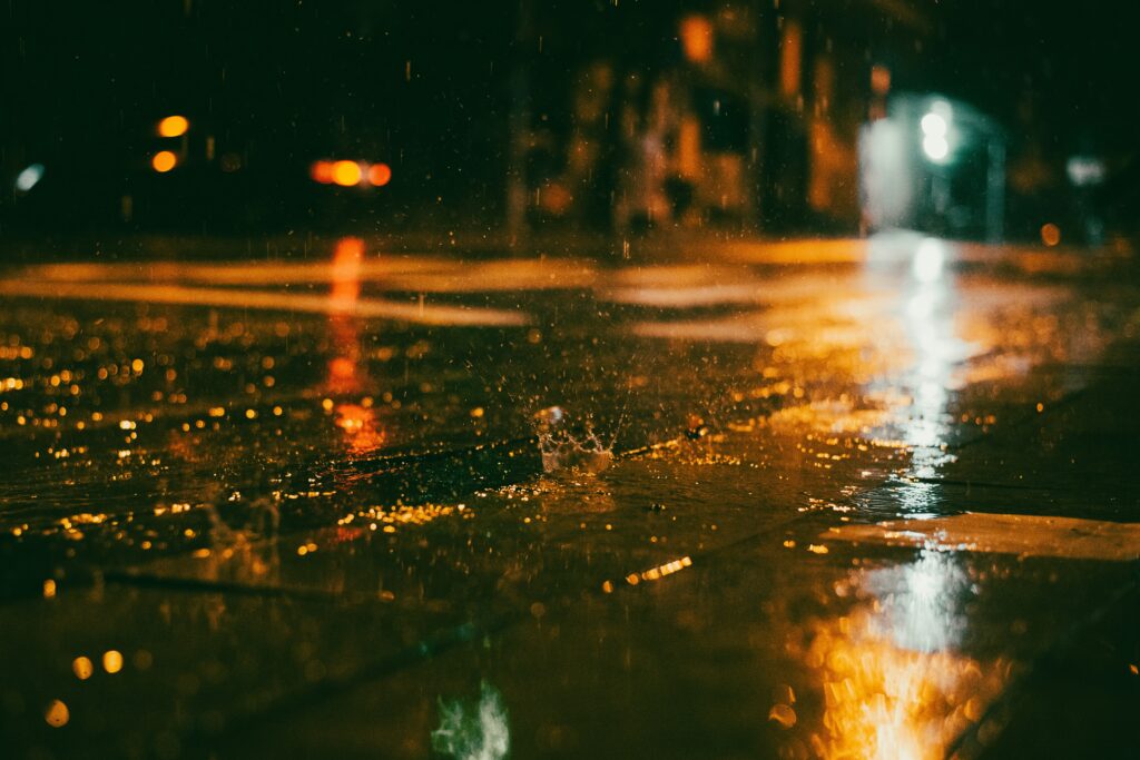 was kann auf nasser fahrbahn zu aquaplaning wasserglätte führen