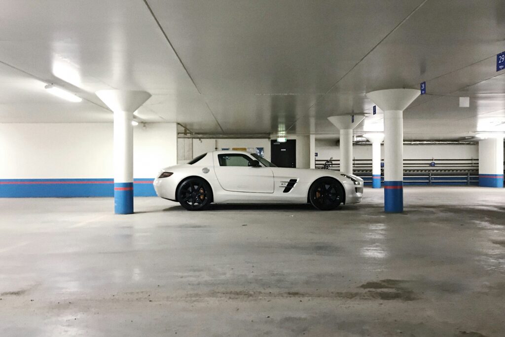 Fahrzeug parkt mit Parkassistent zwischen zwei Autos