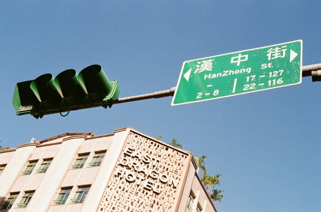 quadratisches, grünes Schild mit einem weißen Autobahn-Symbol