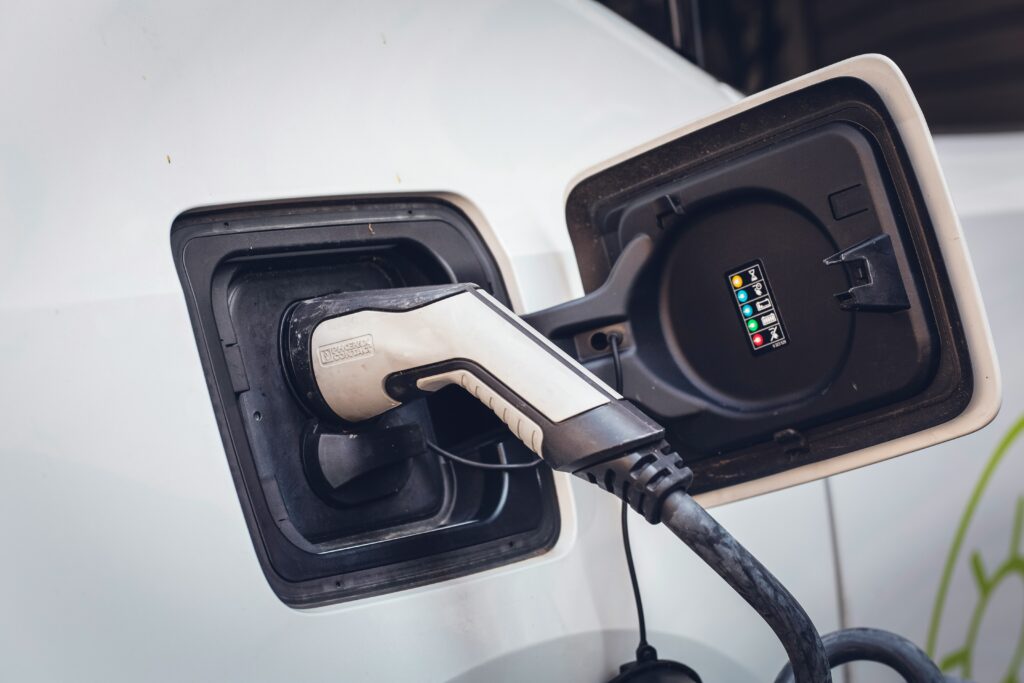 Öffentliche Ladesäule für Elektrofahrzeuge unterwegs