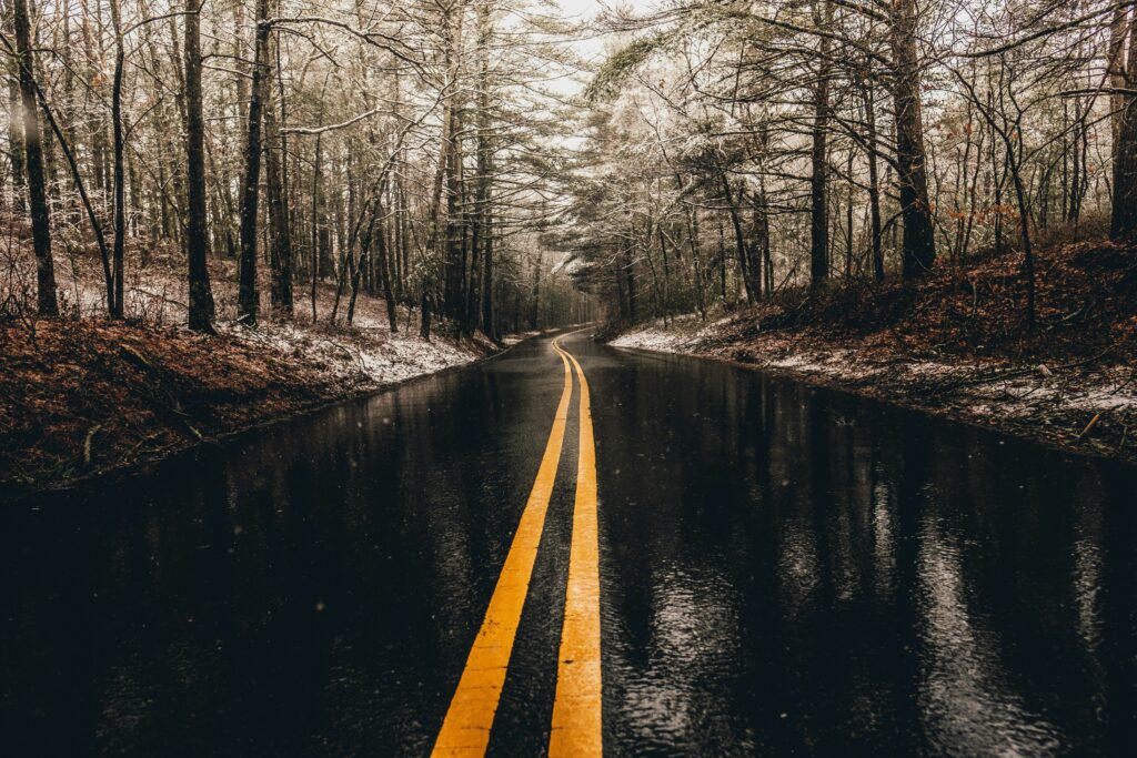 was kann auf nasser fahrbahn zu aquaplaning wasserglätte führen