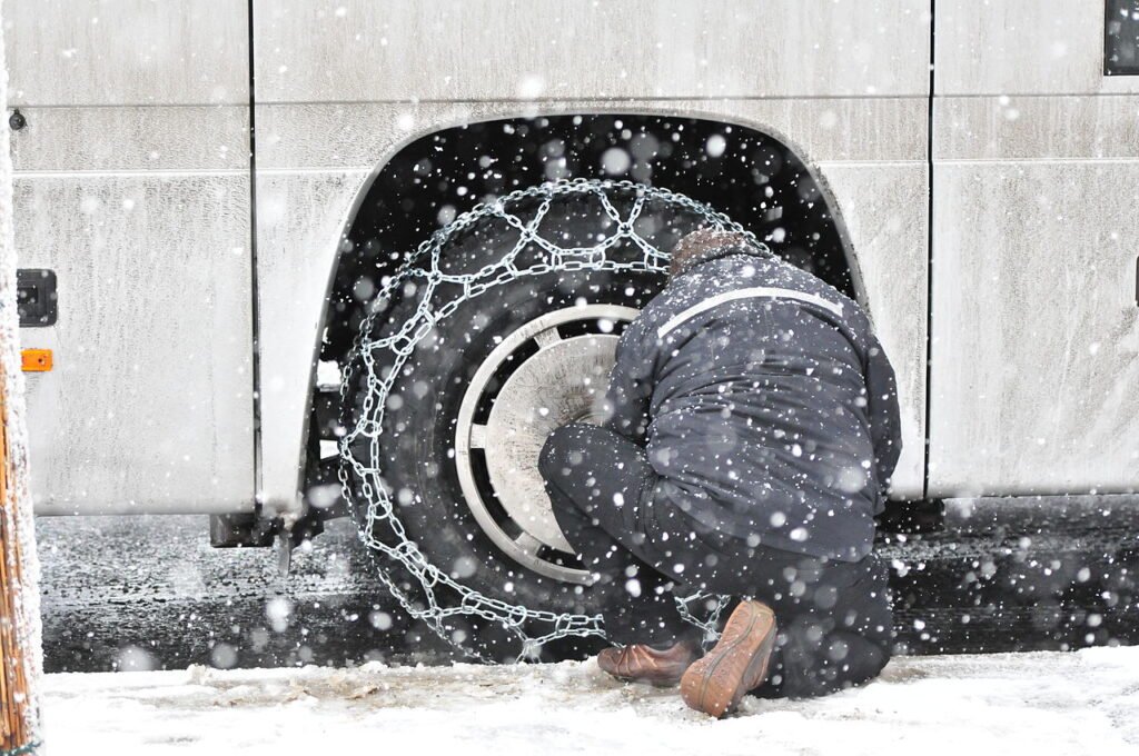 wie schnell darf ein kraftfahrzeug mit schneeketten höchstens fahren