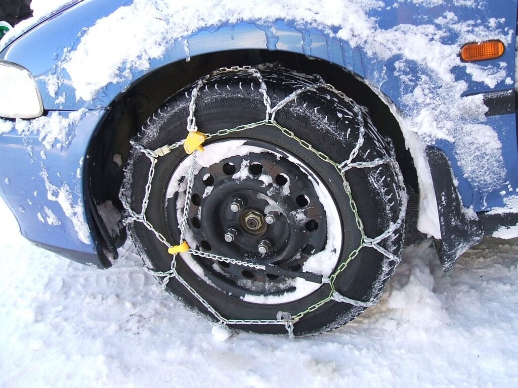 wie schnell darf ein kraftfahrzeug mit schneeketten höchstens fahren