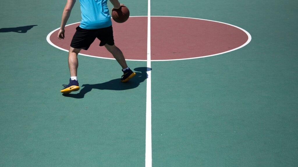 wie lang geht ein basketballspiel