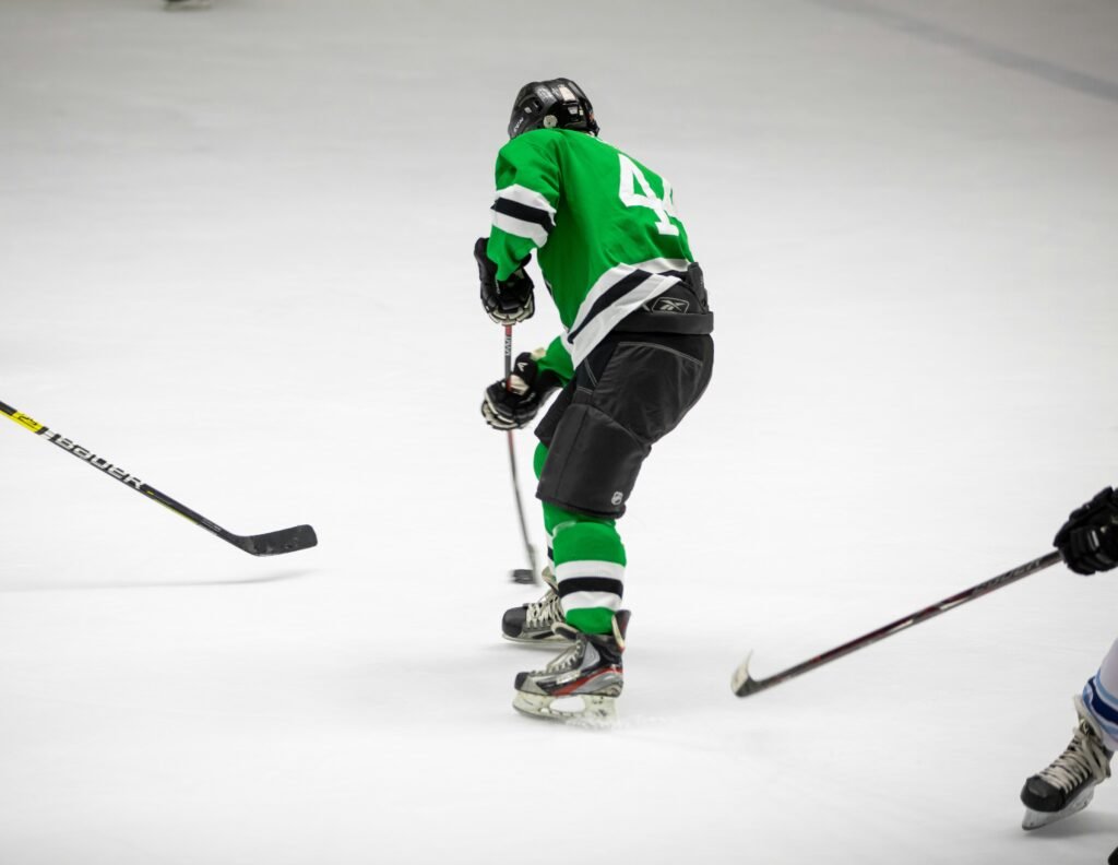 wie lange geht ein eishockeyspiel